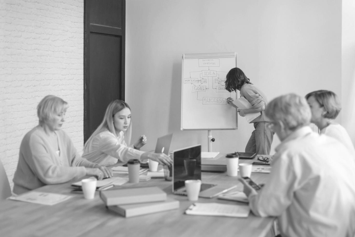 Professionnels en réunion stratégique